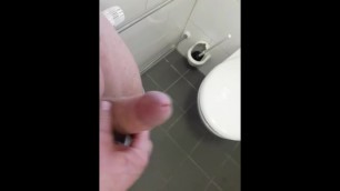 Auf Der Arbeit in Der Toilette Gewichst - Teil 2