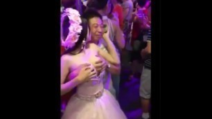 台湾swag极品大学时期的性感校花女神新婚时挡着母亲大众的面脱婚纱玩大奶子自拍