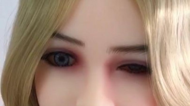 No resistance to Blonde sex doll that can make cute expressions
