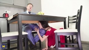 Girl makes a blowjob to stepdad and seduce him instead of